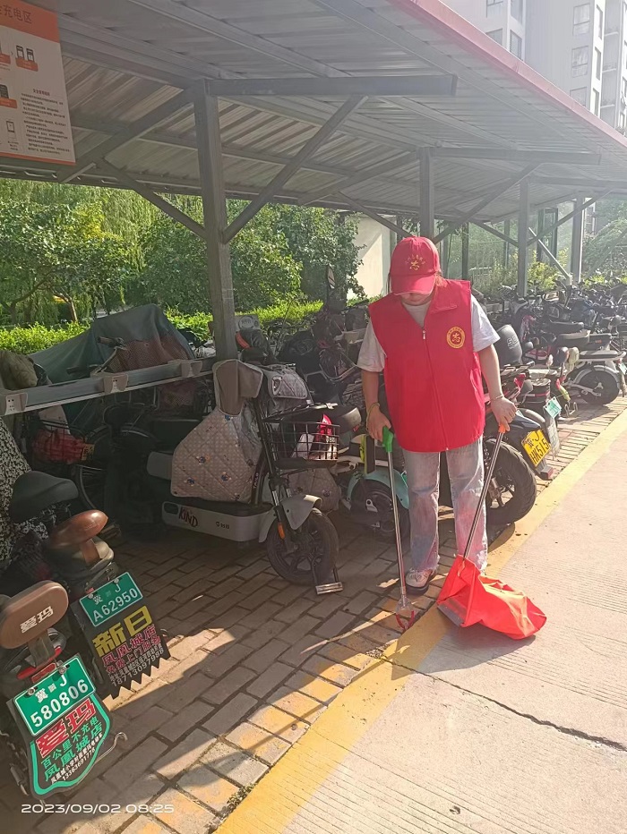 9月2日爱体育平台,爱体育(中国)一站式服务平台在凤凰城A区开展志愿服务活动 (1).jpg