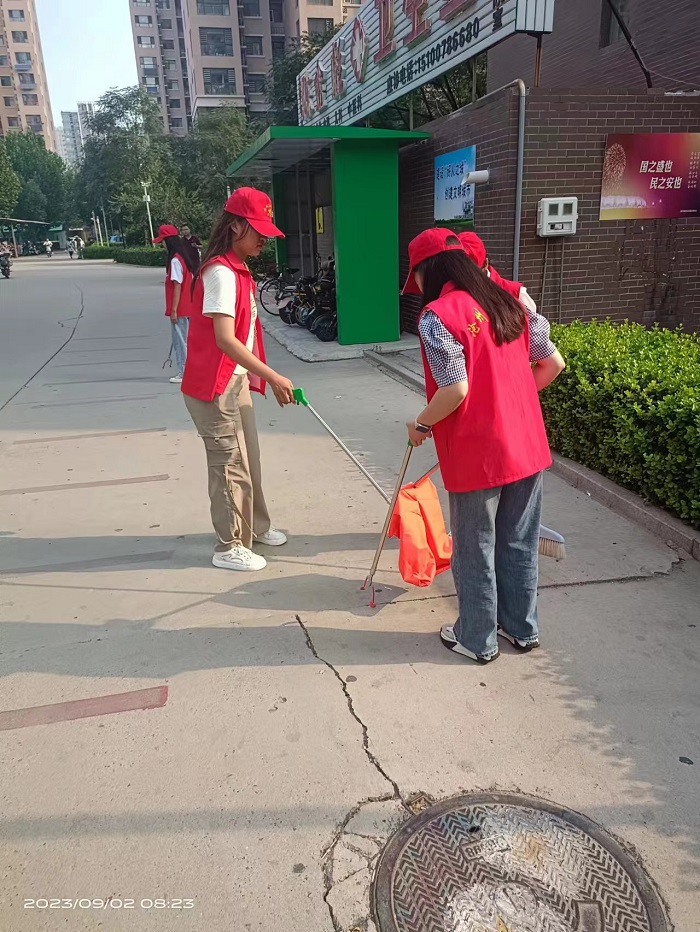 9月2日爱体育平台,爱体育(中国)一站式服务平台在凤凰城A区开展志愿服务活动 (3).jpg